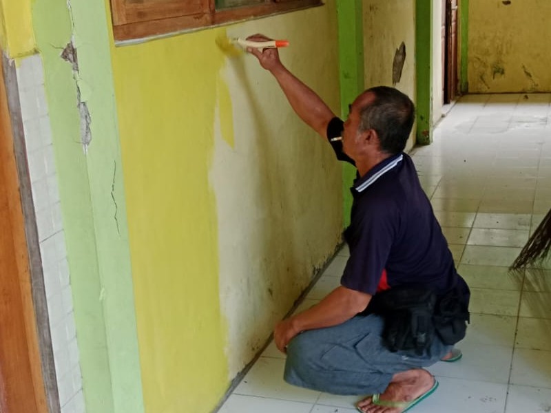 Proses Mengecat Ulang Tembok Sekolah