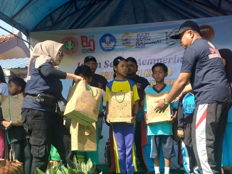 Jalan Santai Memperingati Hari PGRI di Kecamatan Mlandingan