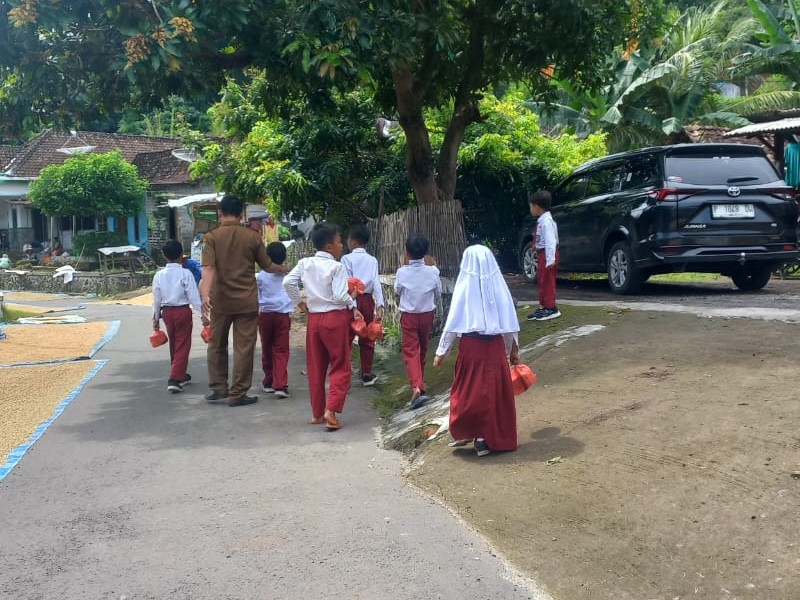 Kegiatan di Bulan Ramadhan Berbagi Takjil Kepada Warga di Sekitar Lingkungan Sekolah SDN 1 Sumber Anyar